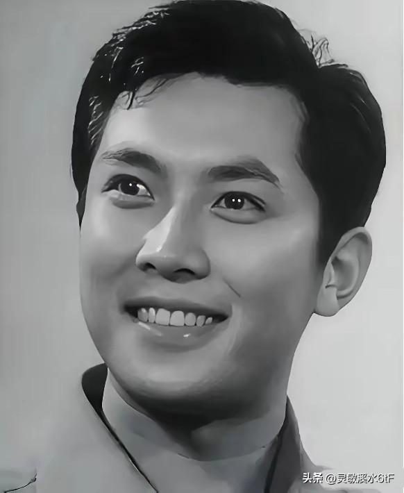 这张老照片主角是中国知名表演艺术家唐国强。他1952年出生在山东青岛，这张照片拍