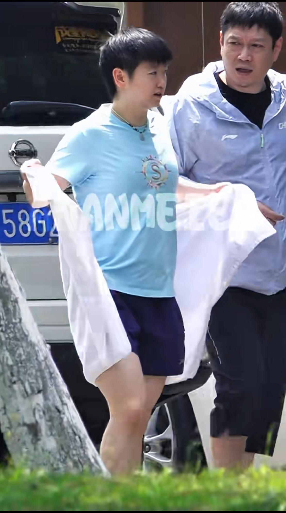 莎莎和邱贻可聊一路，莎莎小话唠！
其实和很多人都一起，会有边界感，在邱贻可面前一