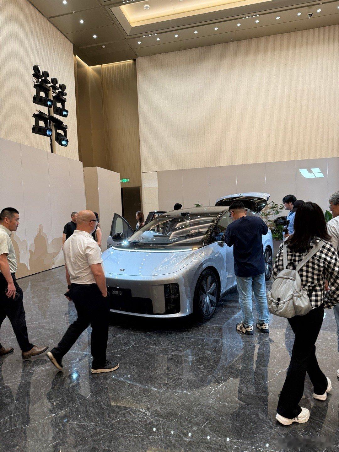 理想i8实拍，银色和小象灰在室内灯光下有点像还是建议白色和黑色 理想i8 ​​​