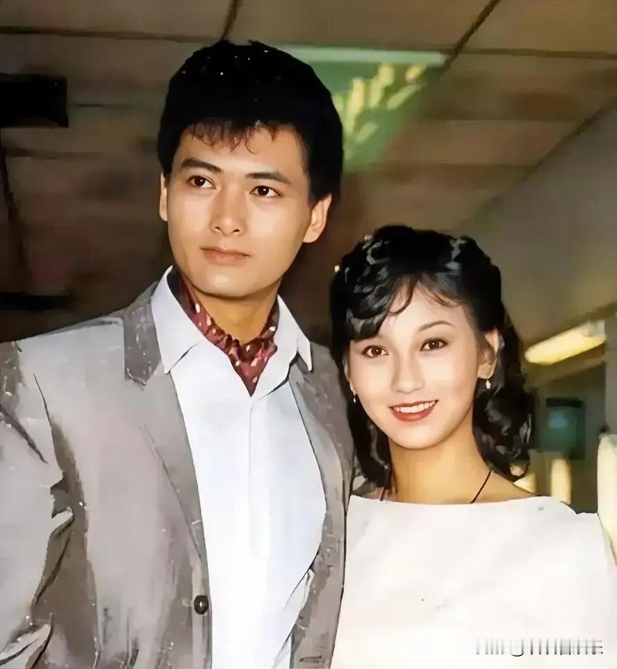 这是一张八九十年代的港星合影 ，能把这两位认出来，证明你不是一般的影迷，特别是这