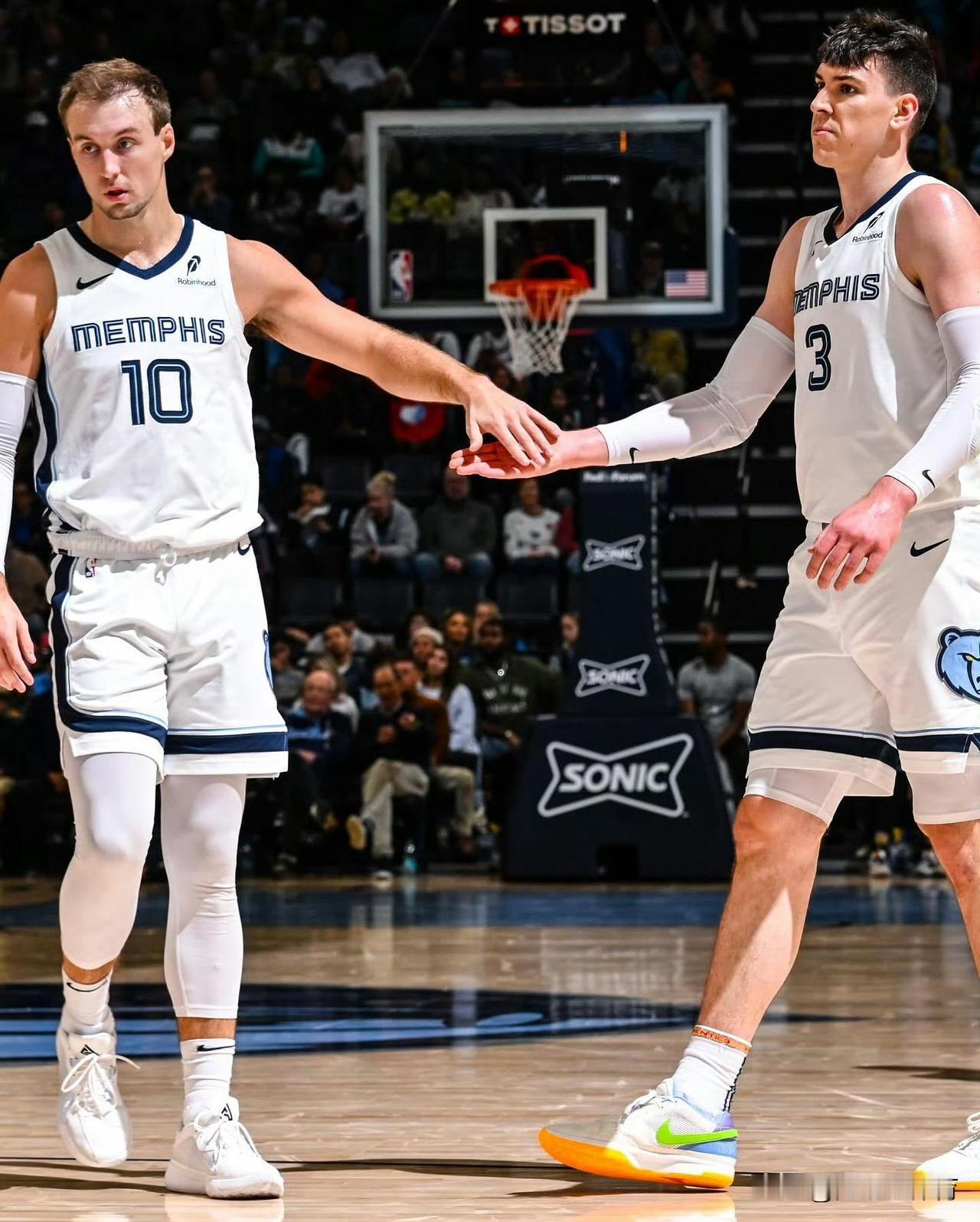 拉拉维亚、肯纳德、斯玛特在湖人重聚💛，现在湖人不收热火球员，改收灰熊旧将。 ​