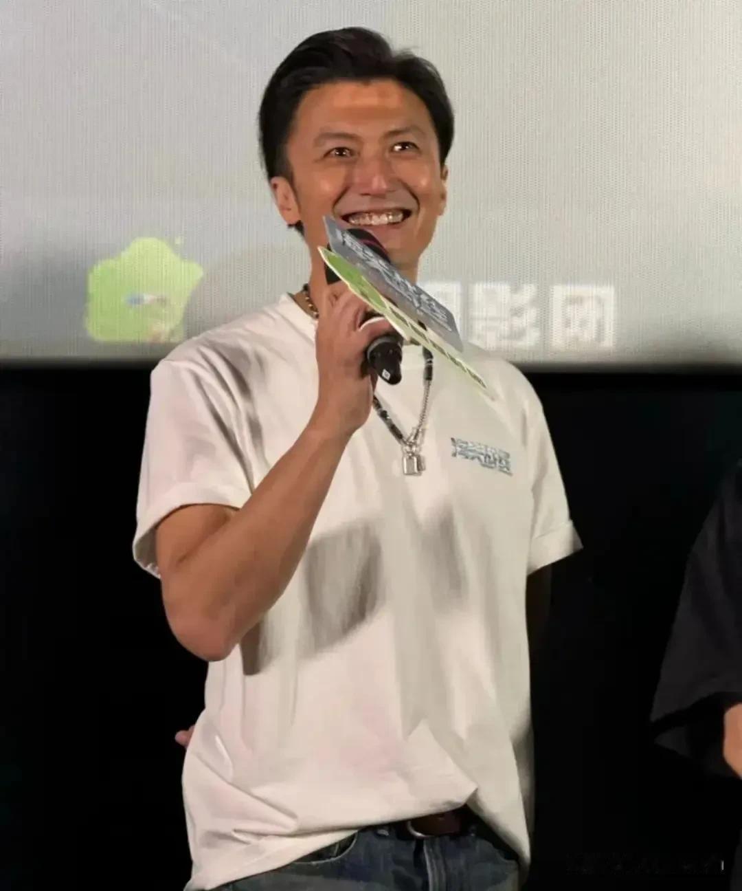 真感觉他唱歌本来就很一般，嗓子很硬，就算有几首传唱度高的作品，但他的确没有唱功。
