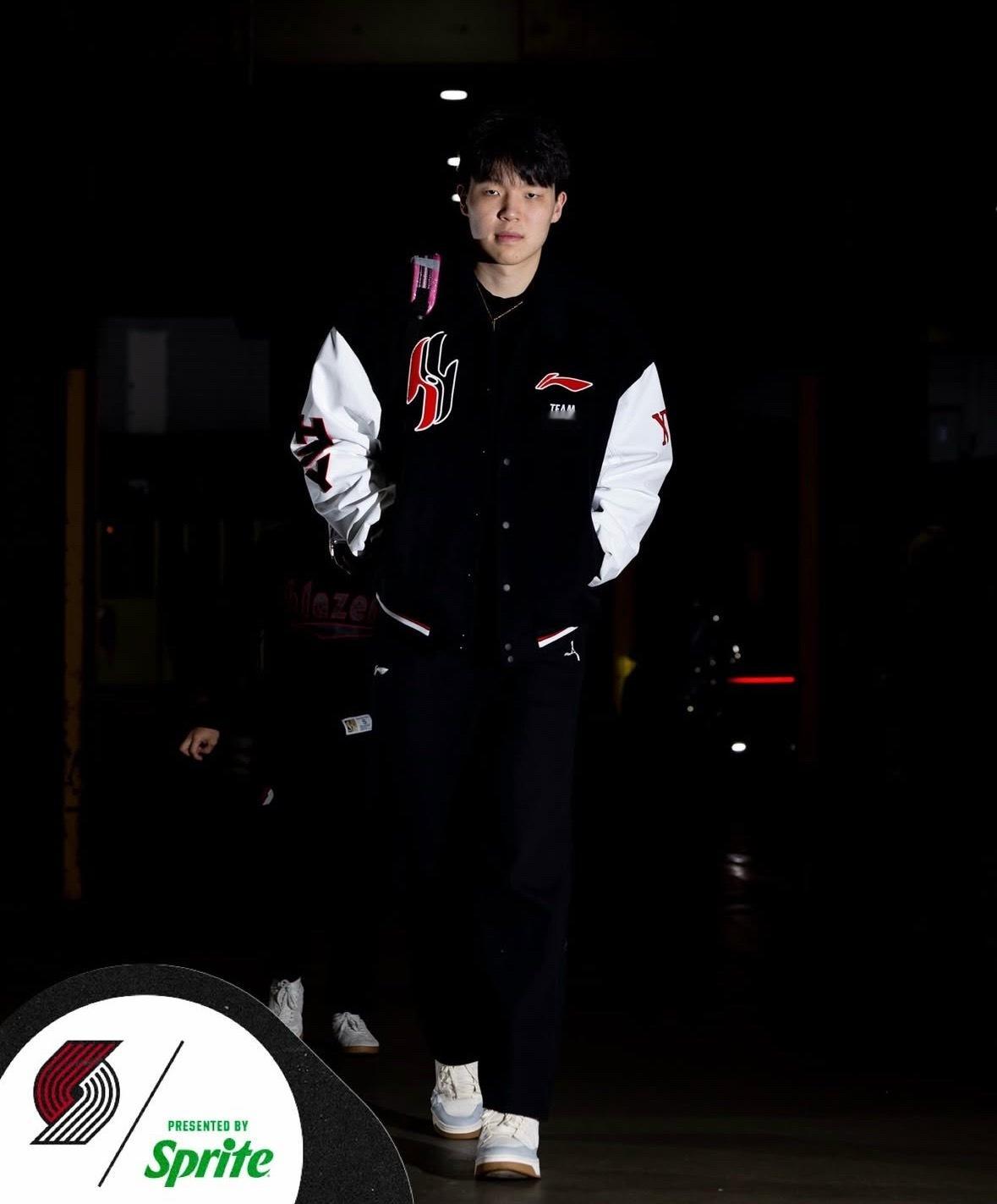 今日杨瀚森的出场穿搭 