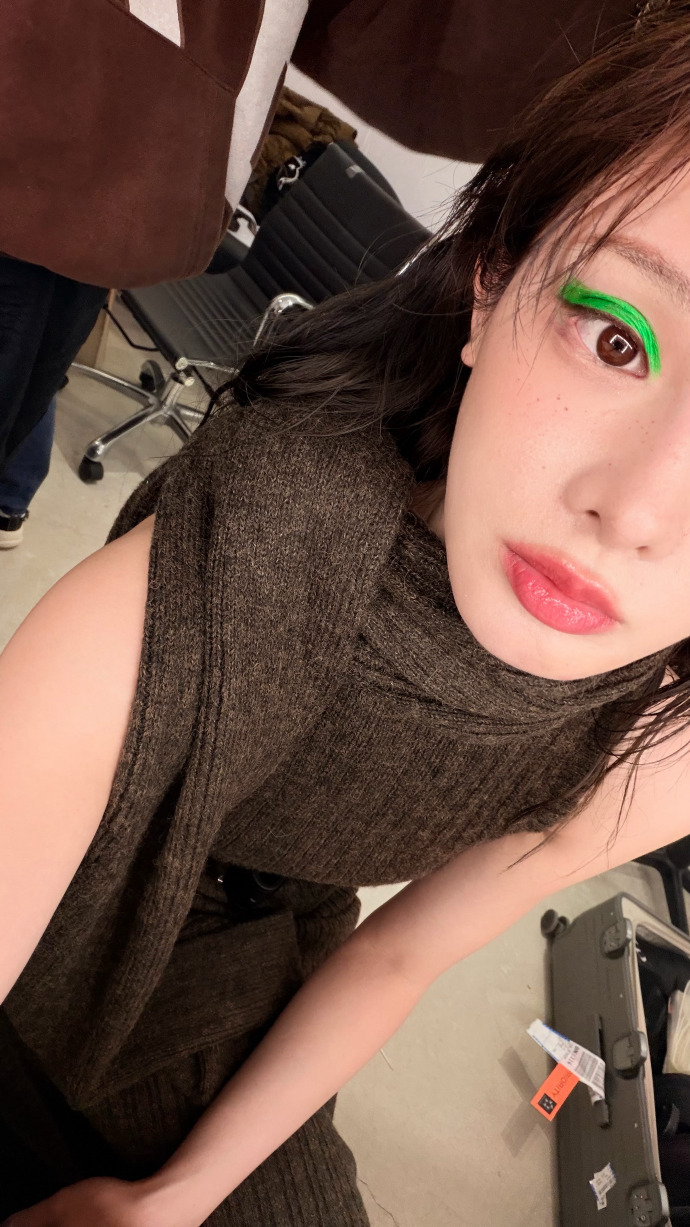 彭小苒妆造大胆 彭小苒时尚观念真的好超前，每次妆造都敢大胆出新，不跟风不套路，美