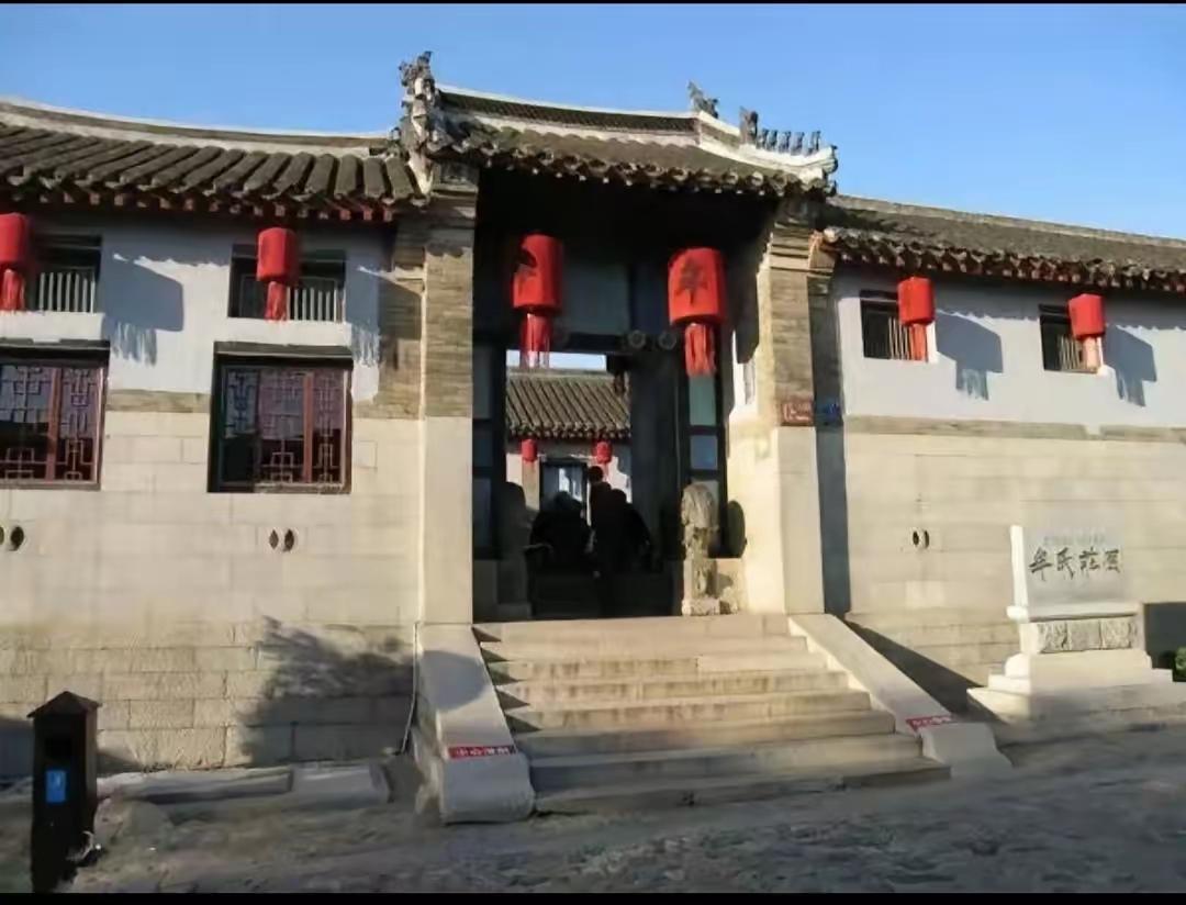 1833年山东大旱，颗粒无收，眼看就会有人被饿死，地主牟墨林打开自家粮仓做生意，