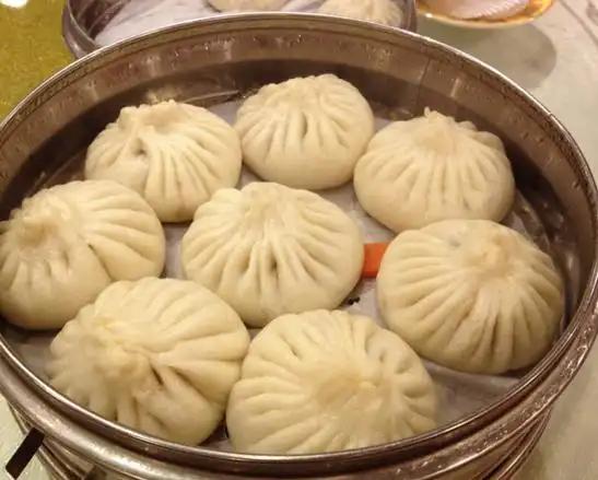 几个老同事提议凑一块儿聚聚。我一口就应下了，说这顿饭我来做东，可几个人说什么都不