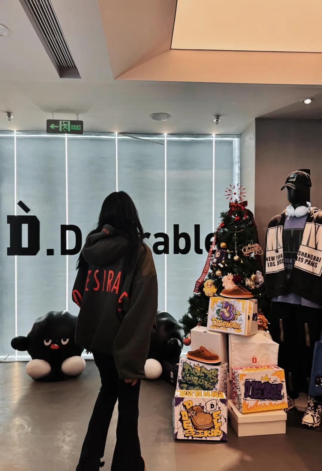 买到了一件心仪的卫衣儿
Citywalk 上海citywalk Ddesirab