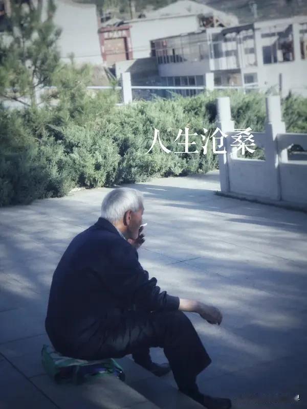 人一辈子怎么活才不累？我觉得核心就是向内减负，向外做减法。
别被欲望牵着走，别老