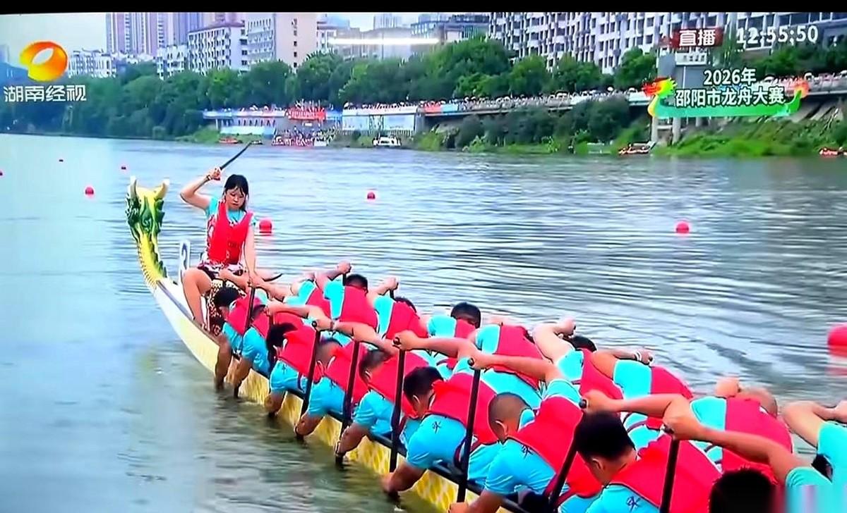 邵阳这场龙舟赛，一等就是八年。
江边密密麻麻全是后脑勺，桥墩上都挂满了人，脚下全