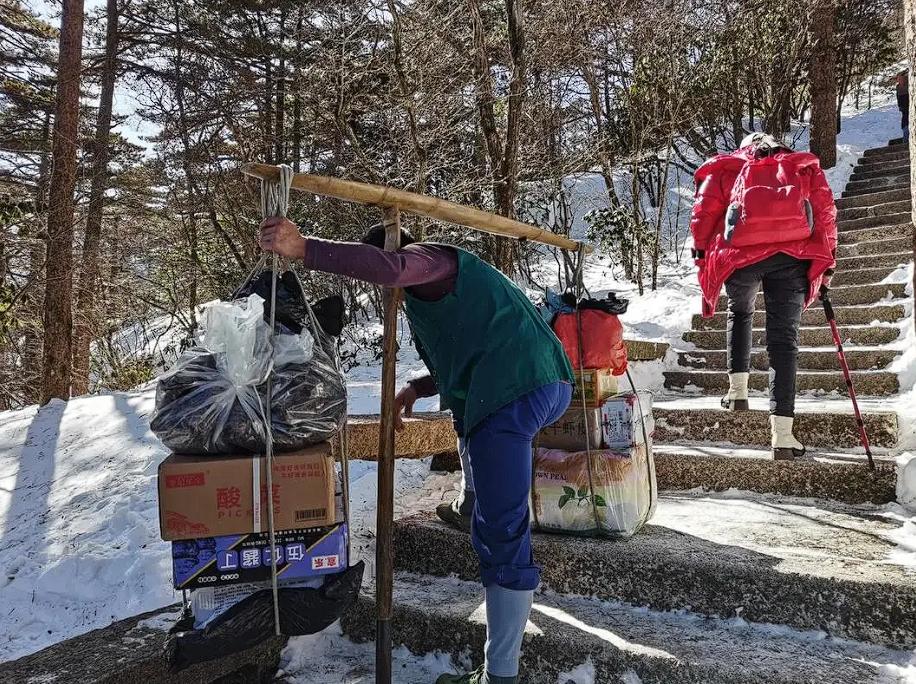 女菩萨！安徽黄山，一位年轻的女子在下山时，给遇见的每一位挑山工每人发一百块，随手