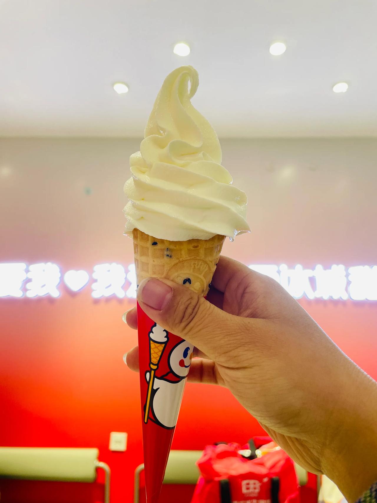 在这个冬天里，蜜雪冰城的冰激凌成为了我心中的一份甜蜜小确幸。它让我在寒冷的季节里
