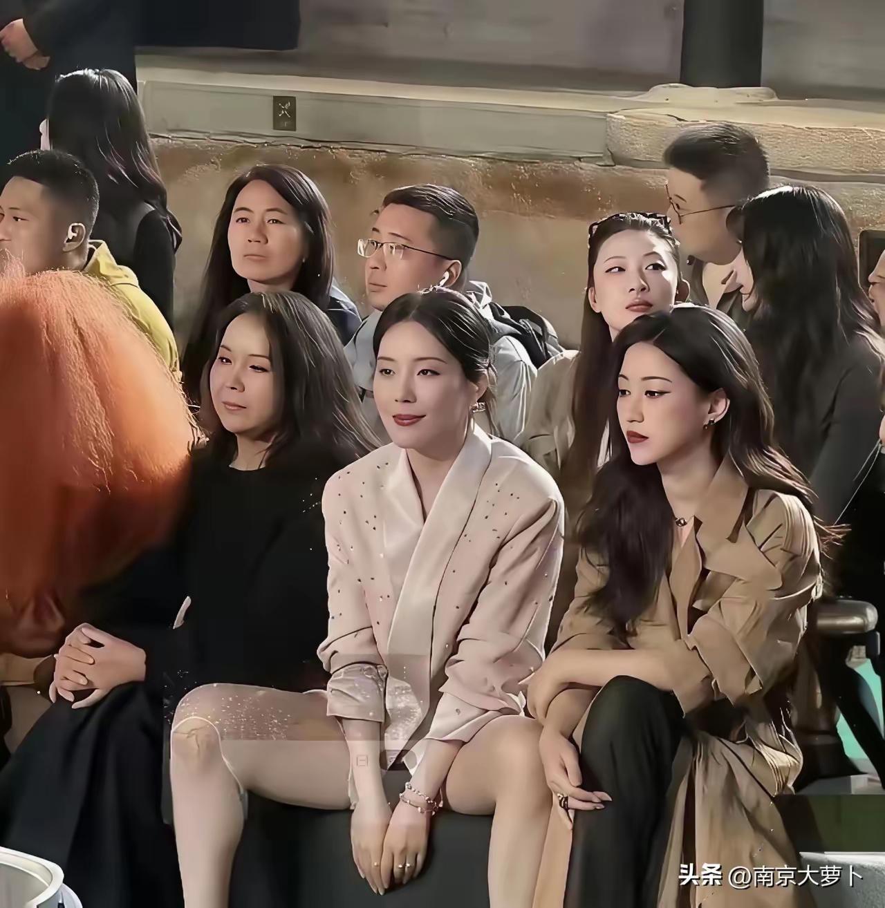 妈呀！王屹芝这坐姿真“豪放”，难道她不知道这样“豪横”的坐姿有损她的形象吗？
前