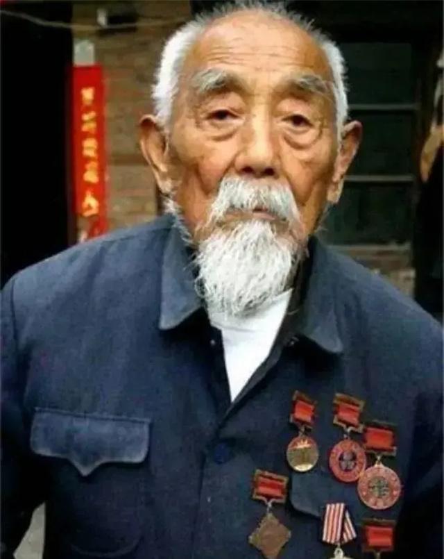 1937年，在淞沪会战中，17岁的他子弹都打光了，只好手提8斤大刀和敌人拼杀，他