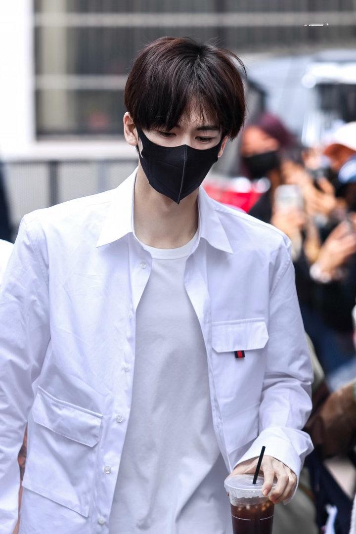 张凌赫好可爱的呆毛清爽男大上线