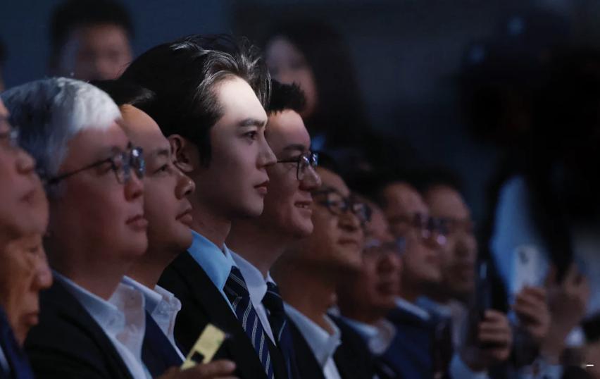 于适好板正，商业大佬的既视感有了 