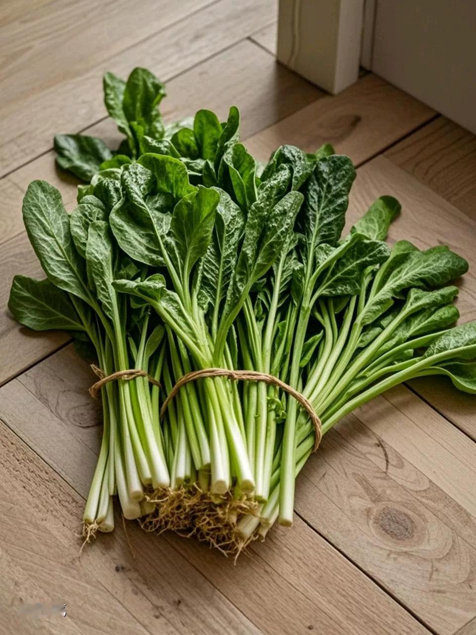 今天给大家讲个笑话：
邻居的老婆有个隔墙递菜的习惯。这一天，我正在小便，不料她却