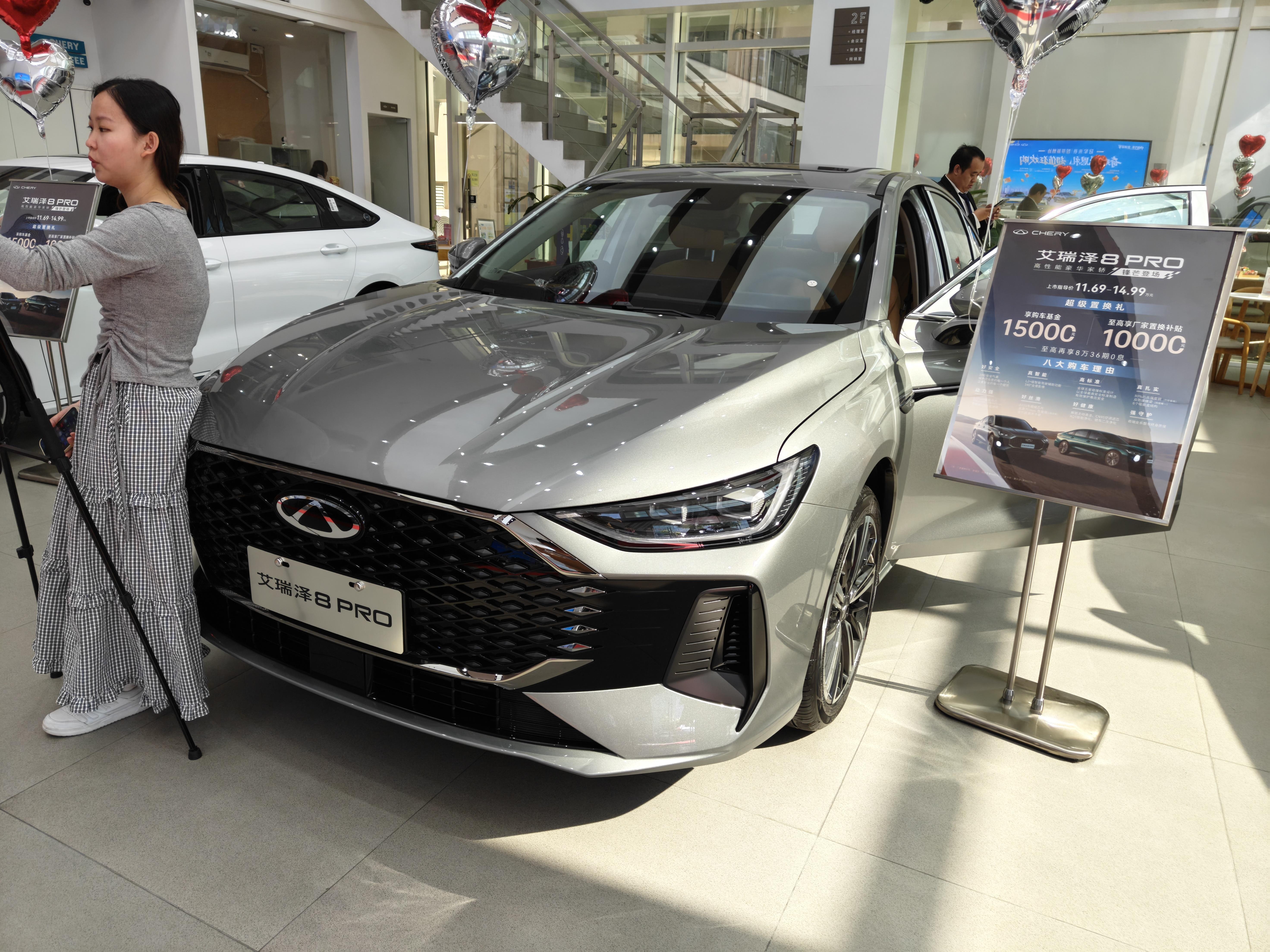 吉利销售休息，到隔壁看看艾8，感觉不输星瑞啊