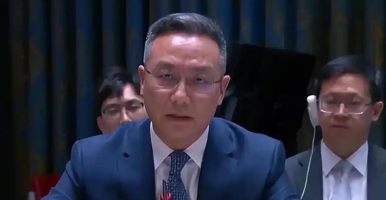 中日联合国激烈交手！中国代表罕见“铁拳”出击，打得对方毫无还手之力！社会舆论说，