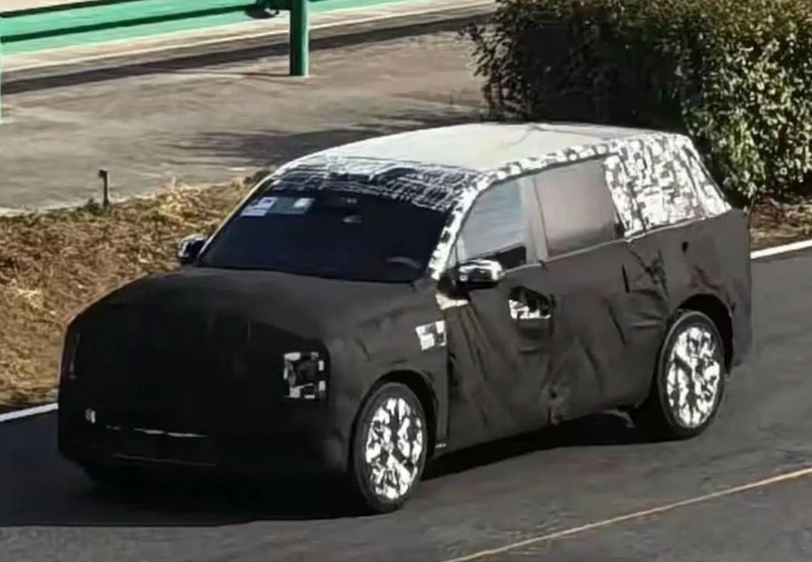 网上曝光的尊界SUV谍照图这是尊界首款SUV，代号尊界900。定位豪华旗舰。简单