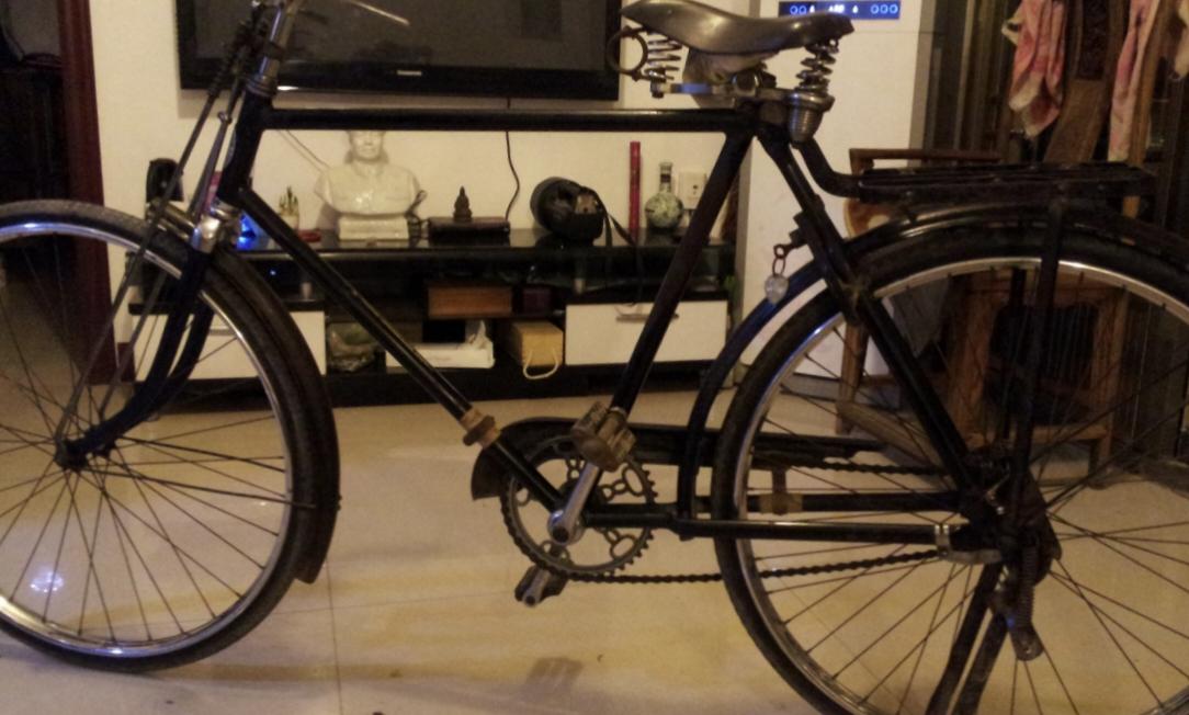 上个世纪60年代初，我亲戚家一辆青岛产国防牌老自行车照片。你还记得吗？