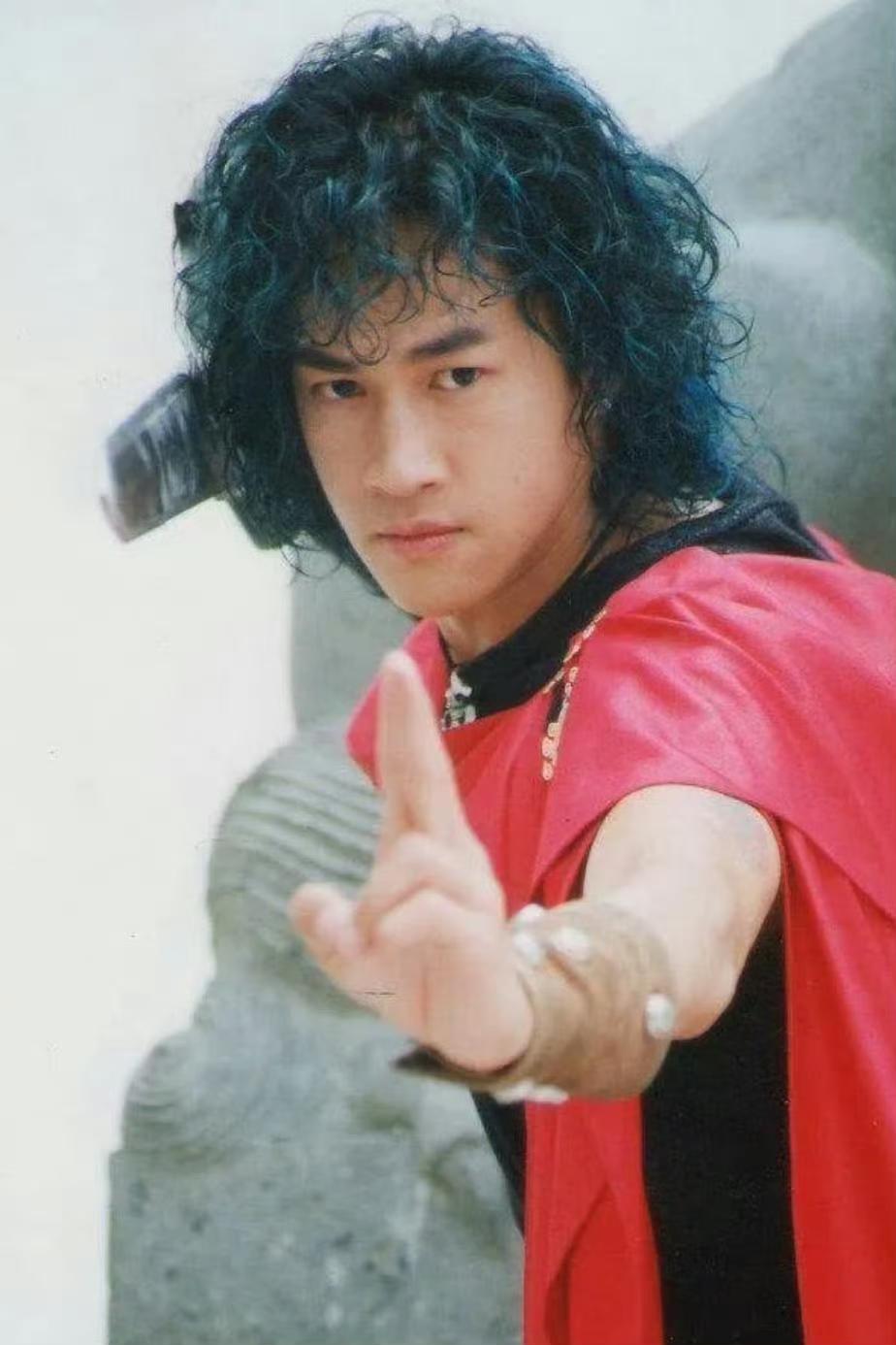 何润东近期再度翻红，给人一种久违老熟人重新走红的亲切感。
当年不少人觉得他颜值不