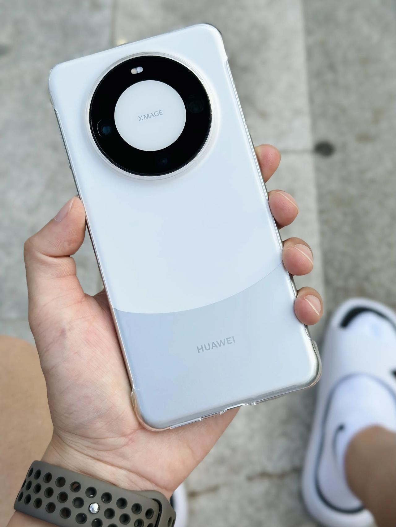 花6999抢的华为Mate60 Pro，朋友说不如买iPhone 14 Pro，