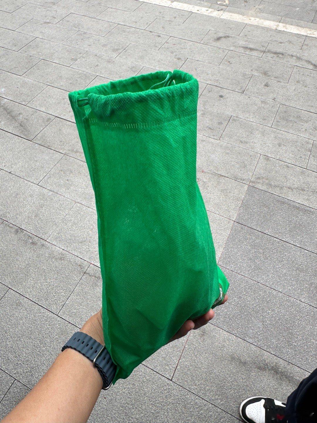 有点手抖，这个袋子里装着17个车钥匙，都是我们公司去年买的，价值600多万