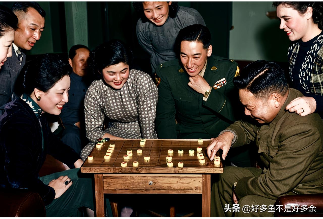 这是1951年蒋纬国与夫人石静宜及大嫂蒋方良等人一同观看大哥蒋经国和继母宋美龄下