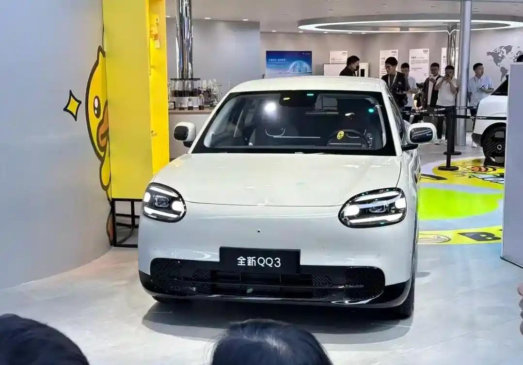 成都车展｜全新奇瑞QQ3亮相，配备猎鹰500智能辅助驾驶系统。新车基于T12全新