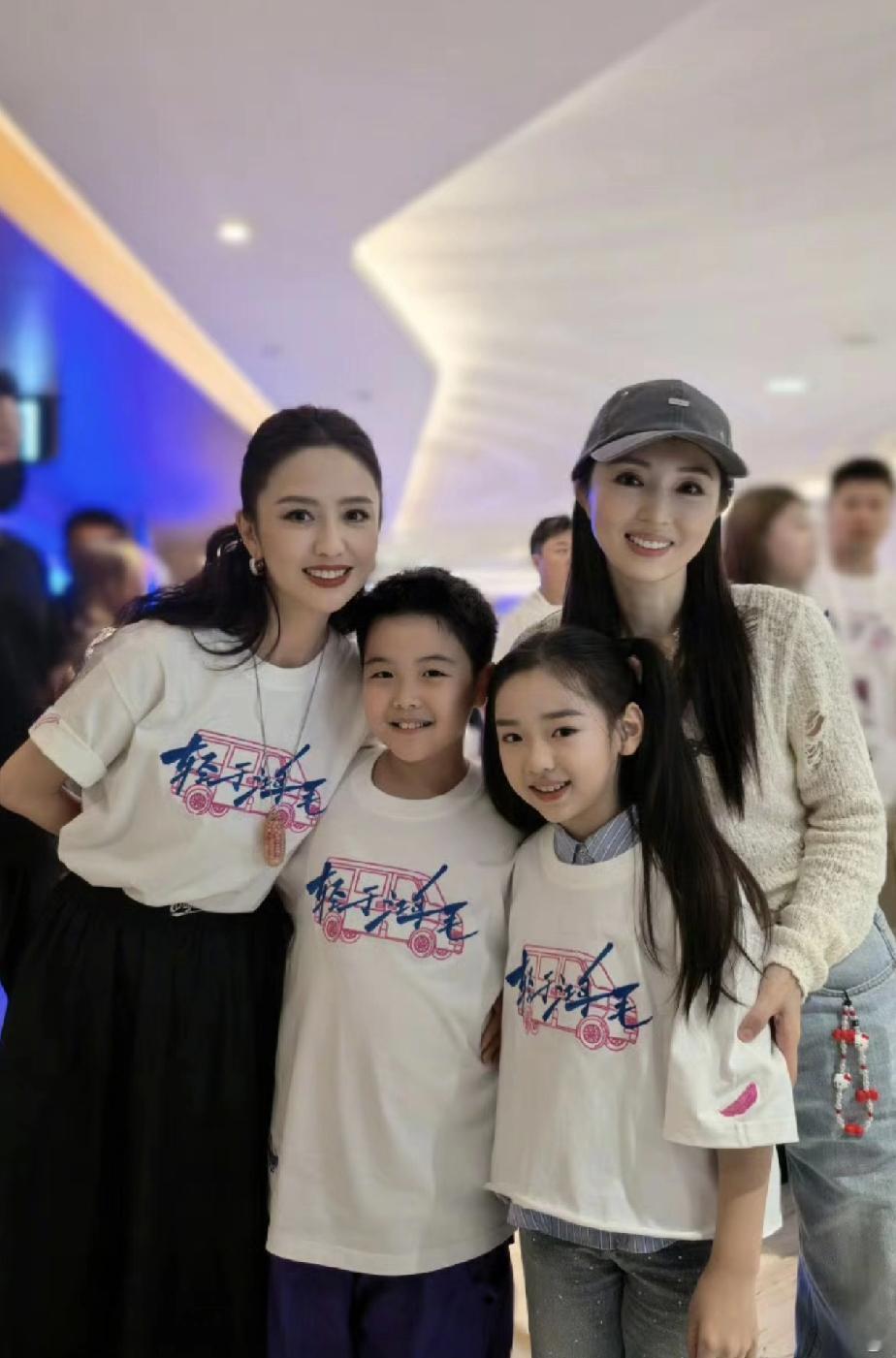 这不就是小董璇和小陈思诚吗？
哈哈哈哈，太像了！
一个随妈，一个随爸，
都是高颜