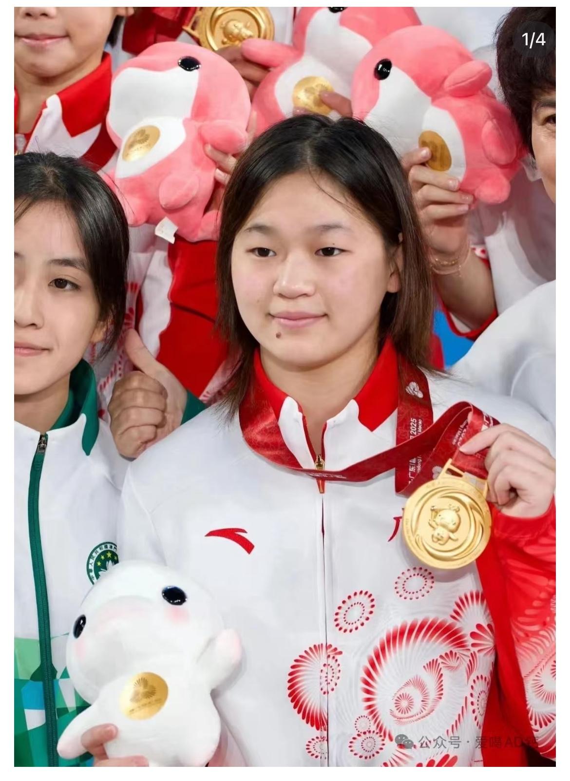 说全红婵被边缘化？这说法真站不住脚。 她右脚踝韧带伤了大半年，训练时贴满肌贴吃止