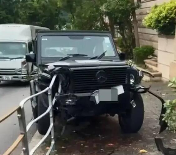 发生事故的是一台W463底盘代号的三门大G敞篷版，可惜了～ 