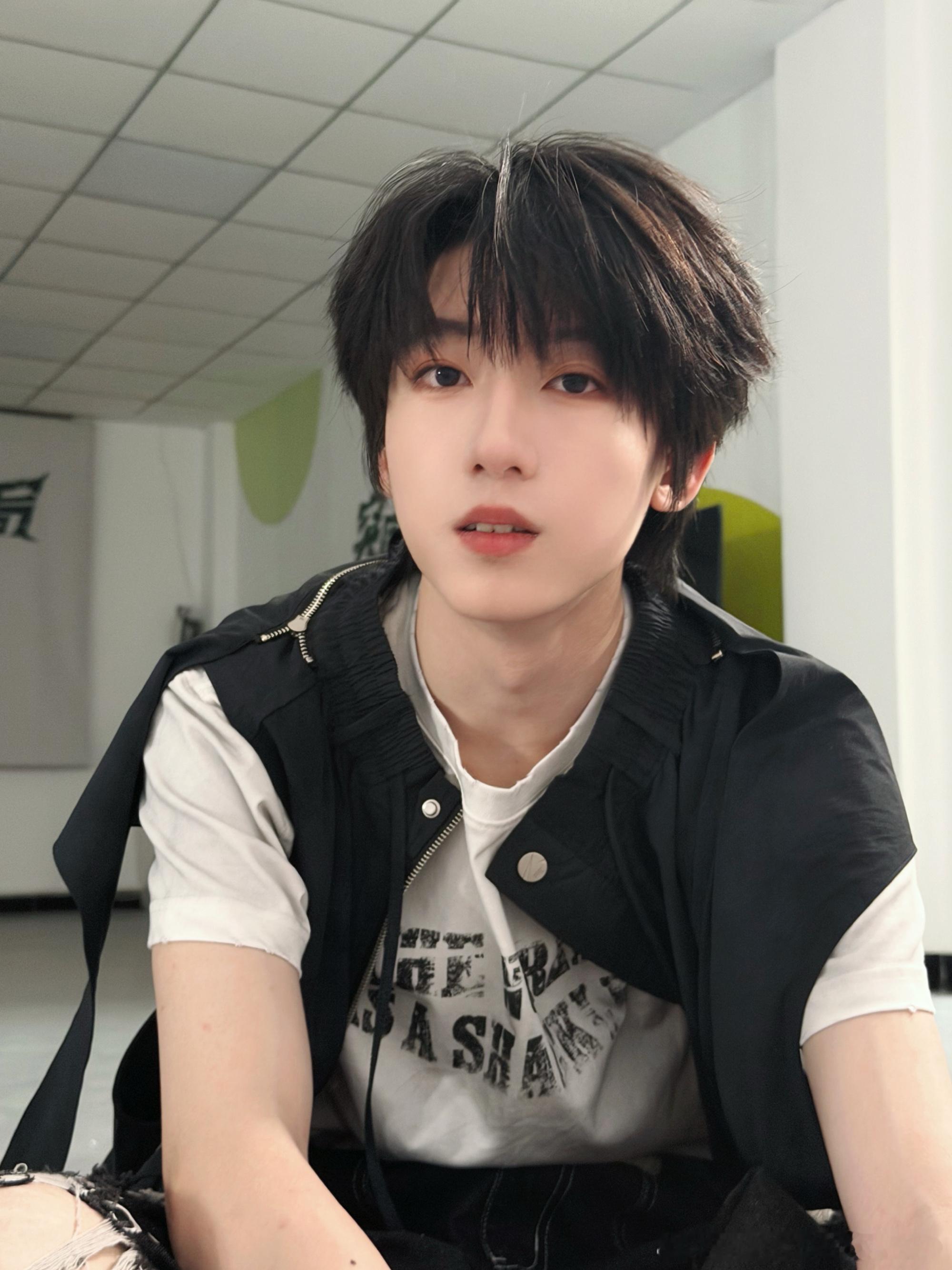 杨博文练习到晚上十点杨博文  孩子真的好努力吧 练习到晚上十点然后还发了一组意境