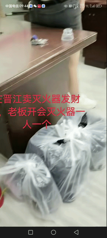 每个车工位，备一瓶灭火器。
这么高密度备用灭火器，大大提高全厂安全隐患。
一看就