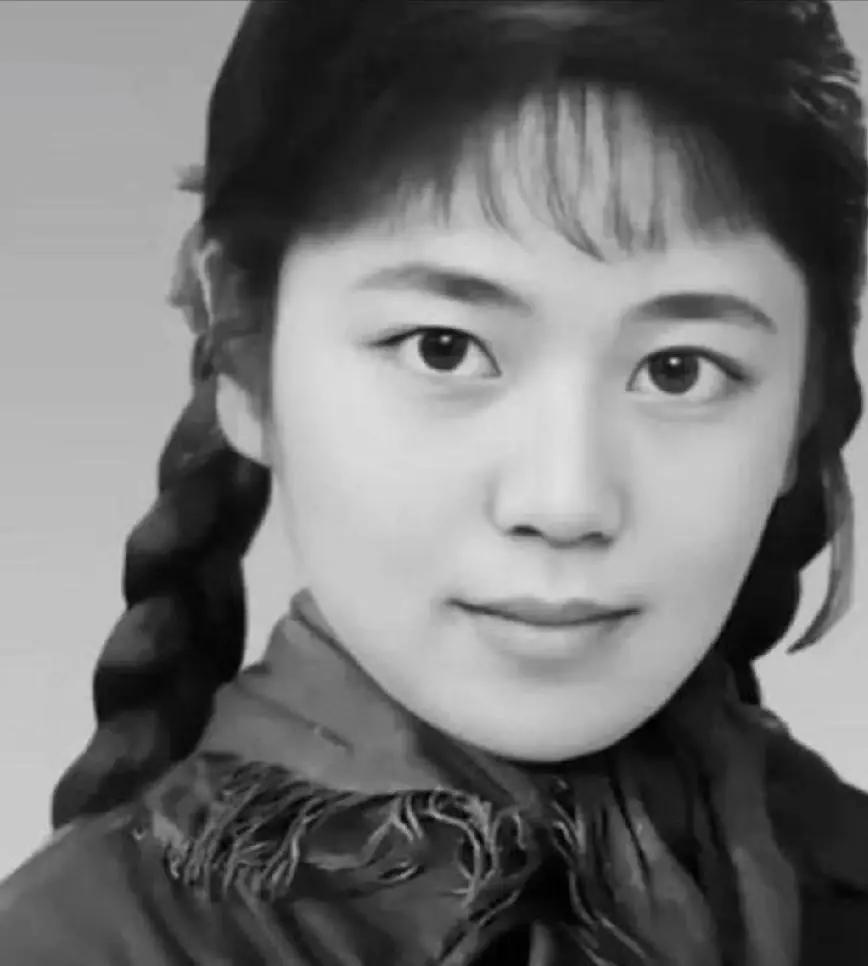 1978年，25岁的代销员王秀英被堵在值班室，采购主任一把将她按在货架上。绝境中