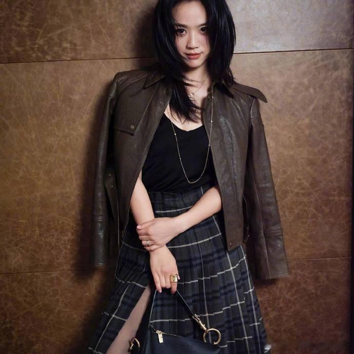今日现身北京出席活动的#汤唯# ，身穿Burberry 2024秋冬系列格纹长裙
