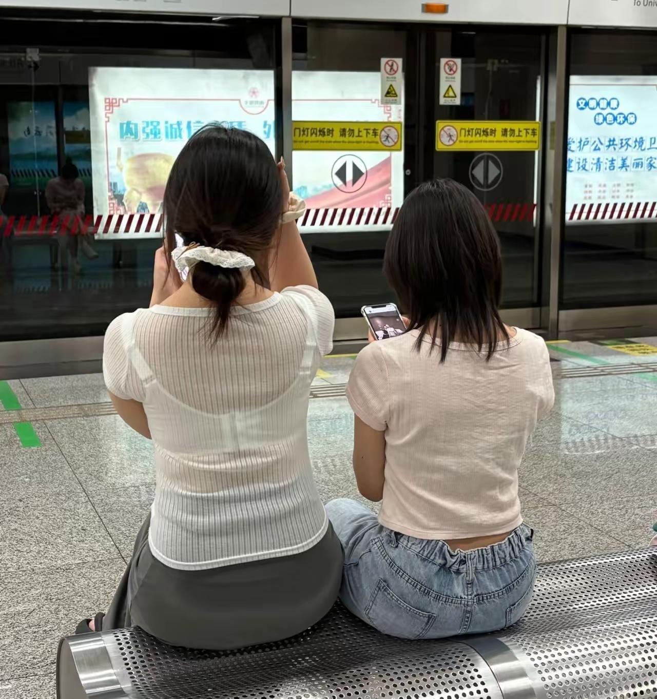 春夏装全是“透视款”？穿吊带嫌热单穿走光，店员还说我保守！
 
买件春夏装太糟心