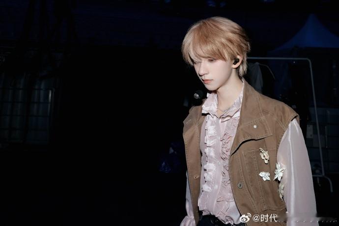 贺峻霖晒演唱会后台视角贺峻霖粉兔塑 晒出来演唱会后台的视角，真的是太萌了，贺峻霖