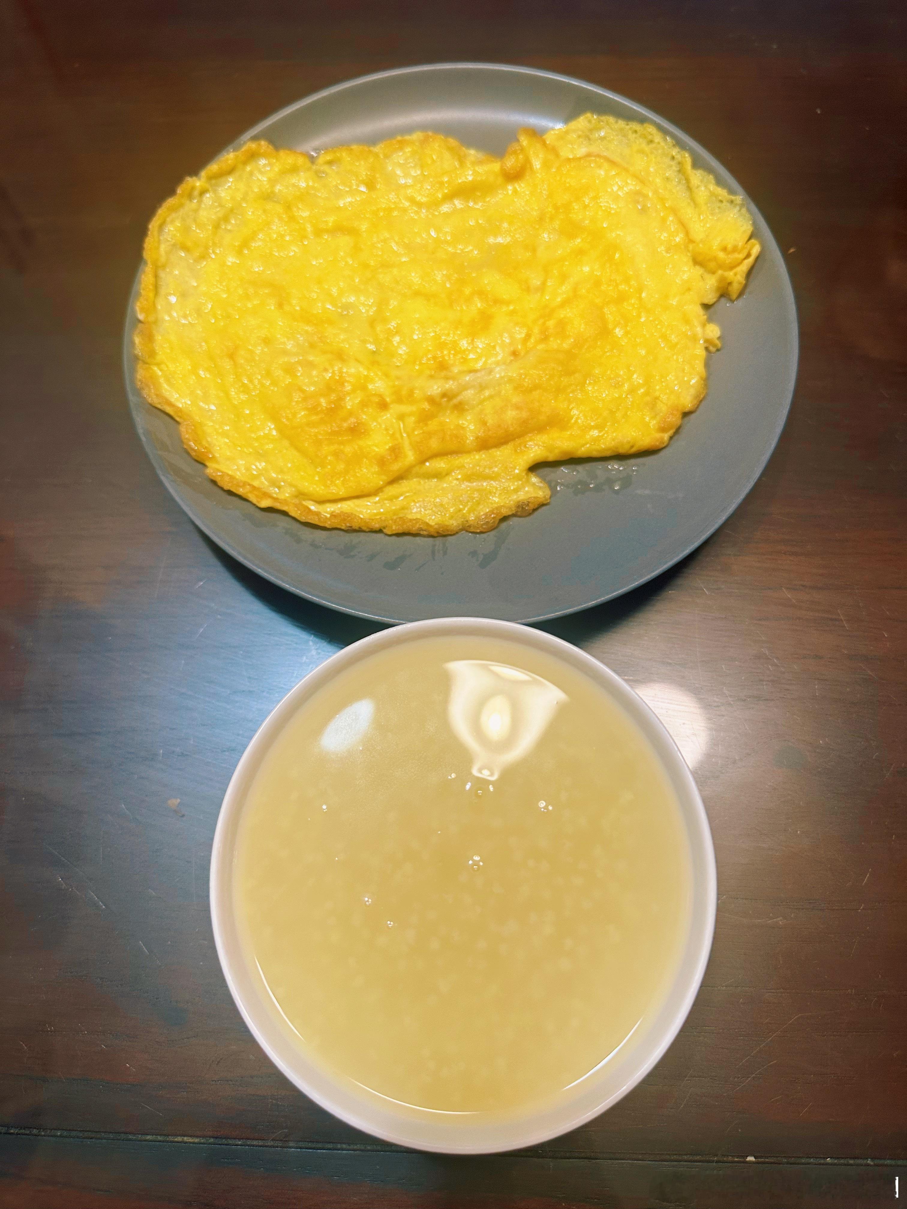 今天煎蛋看出来了吗爱心形状呢配碗小米粥胃好舒服～ 