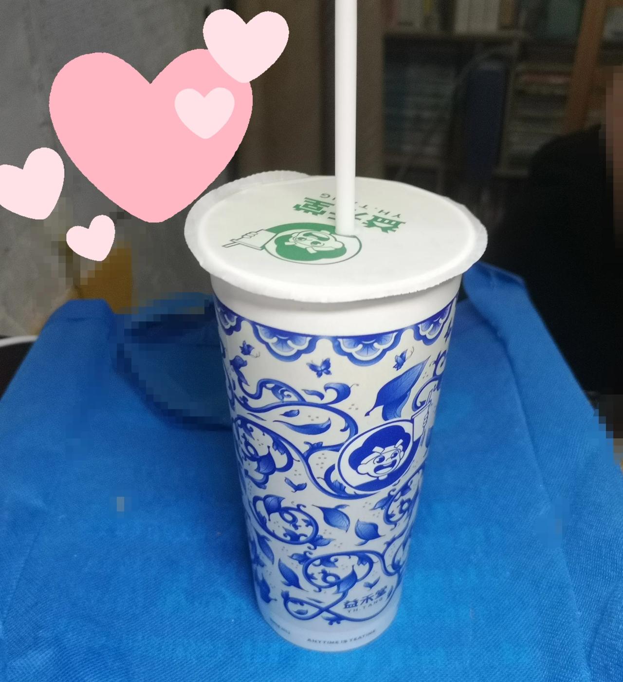 昨天晚上，儿子放学回来送给我一杯奶茶！
这是今年冬天我收到的第一杯奶茶，我好感动