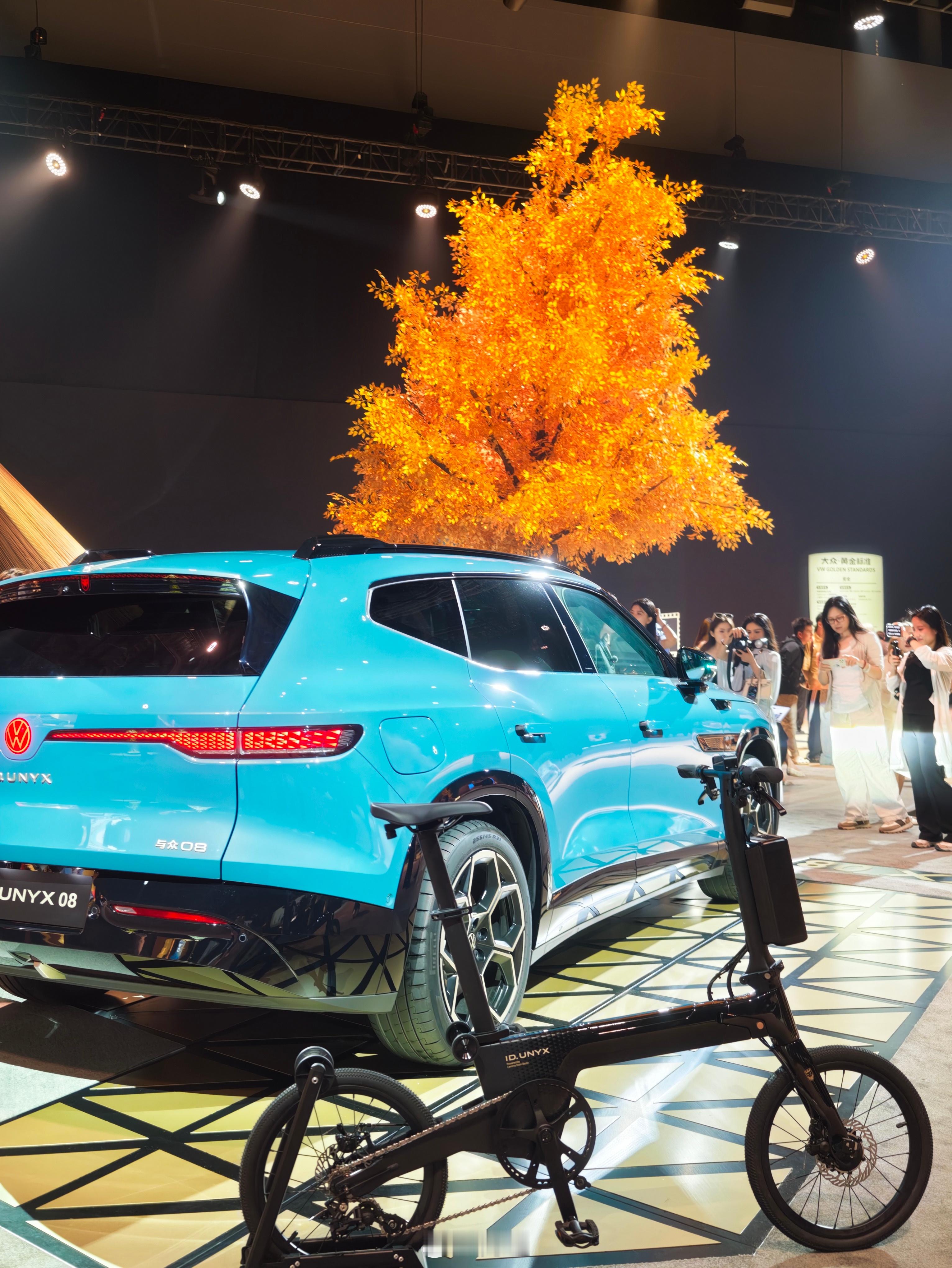 今天来看看金标大众与众08发布会这个会场挺特别的，是一个T台，难道会有走秀？  