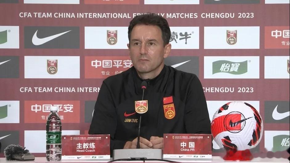 国足0：1叙利亚，赛后扬科维奇采访——（太扎心了！）

记者：为什么输球？
扬科