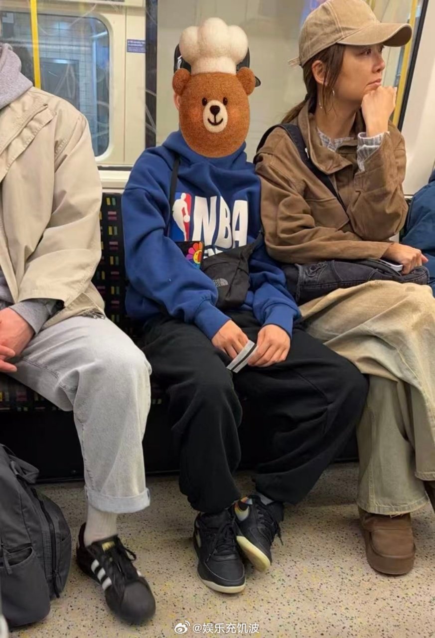 应采儿陪jasper留学 伦敦地铁偶遇应采儿jasper，母子同框养眼又舒服。早