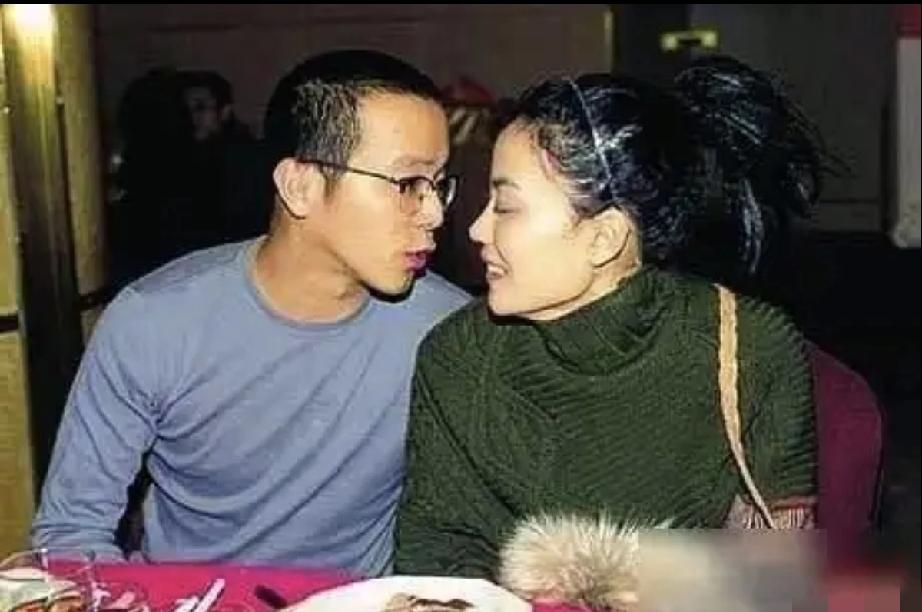 我可能没那么热烈，但我足够真诚。
王菲遇到爱情的样子。
因窦唯的才华被征服；
和