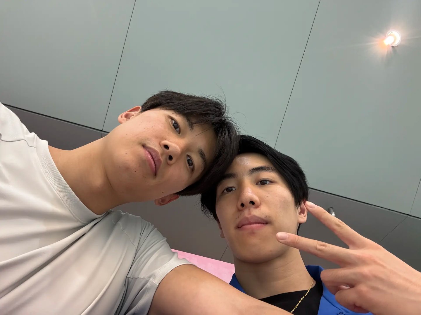 左边跟同事合照 右边跟老公合照 