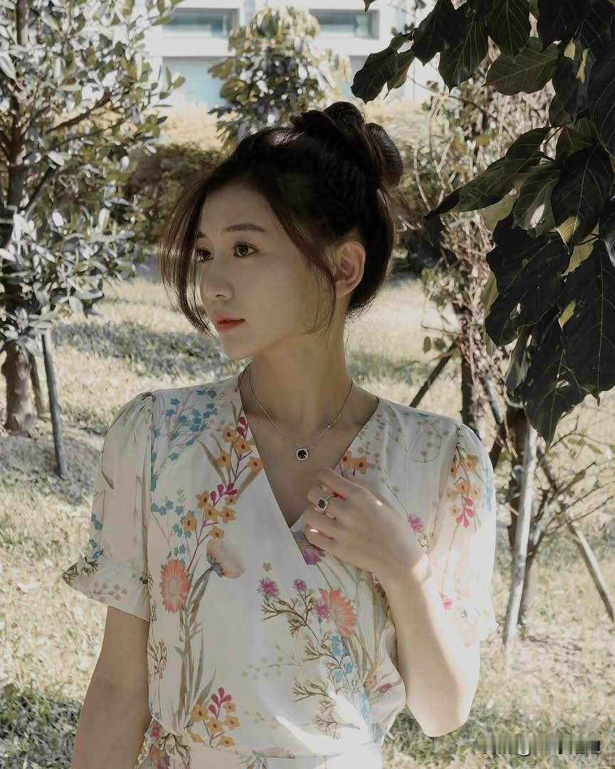 在树荫下，优雅地倚靠，感受自然的宁静与美好。气质穿搭怎么穿才恰到好处?