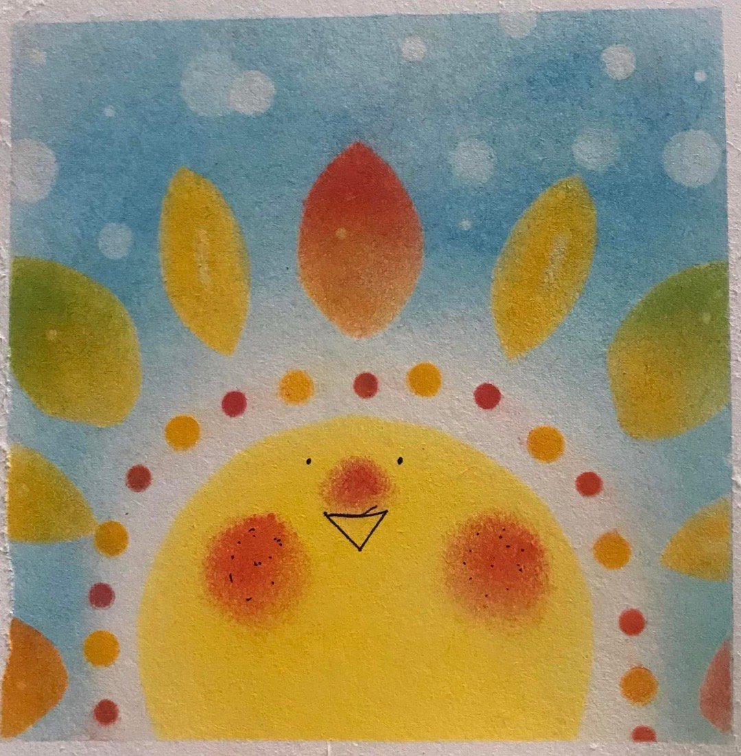 养娃日记41这张太阳的鼻子嘴巴没画好😅，感觉有点好笑😂 