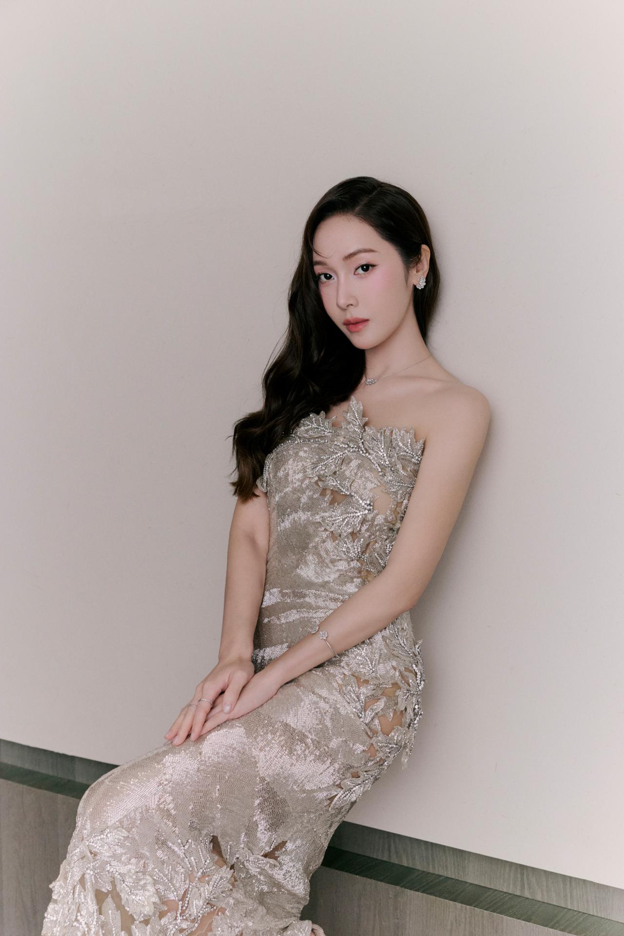 郑氏美学：精致、清冷、自带高级感。这身材管理太绝了。