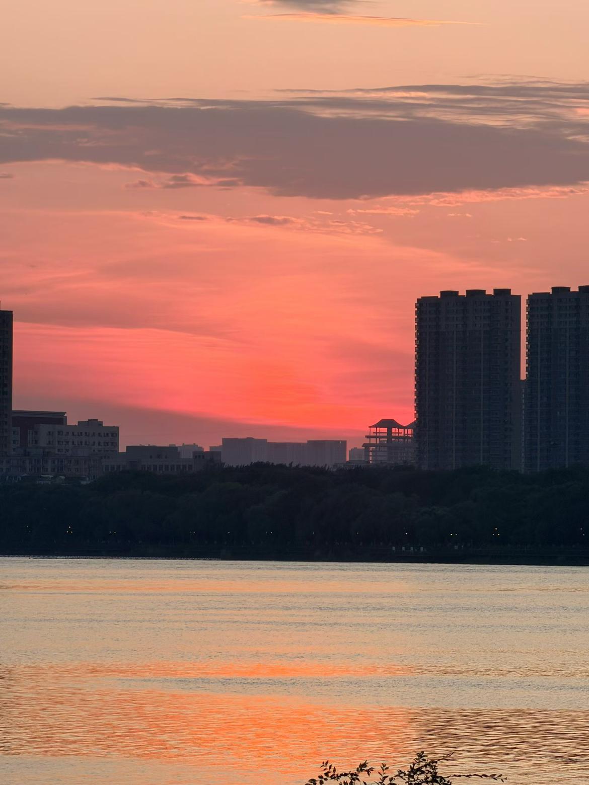 我的今日状态：😁轻松愉快
我这里的天气：☀️晴天