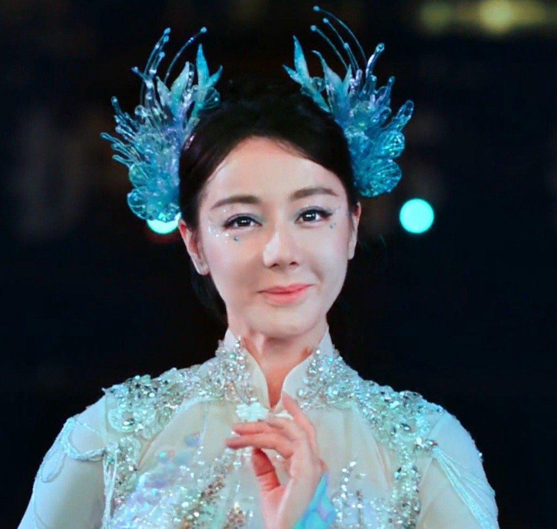 今晚迪丽热巴的妆容被疯狂吐槽
但客观来讲，这真的全是妆容的问题吗？
虽然说这蓝色